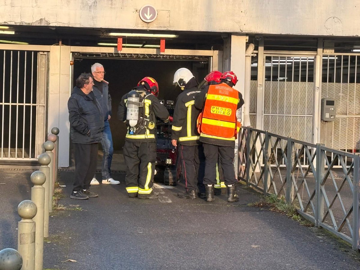 GMothron's tweet image. 🚒 Incendie ce matin au parking PVC. Sept véhicules détruits. Grâce à l’action rapide de 70 sapeurs-pompiers mobilisés, le feu a été maîtrisé et aucune victime n’est à déplorer.

Déplacement sur place avec le Sous-Préfet, pour saluer le travail des équipes.

#Argenteuil #SDIS95