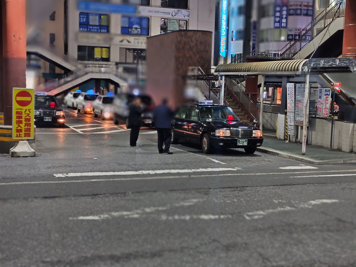 curioscreature's tweet photo. 松戸からPayPayできなくて渋滞してるタクシー https://t.co/SEPmF99X2H