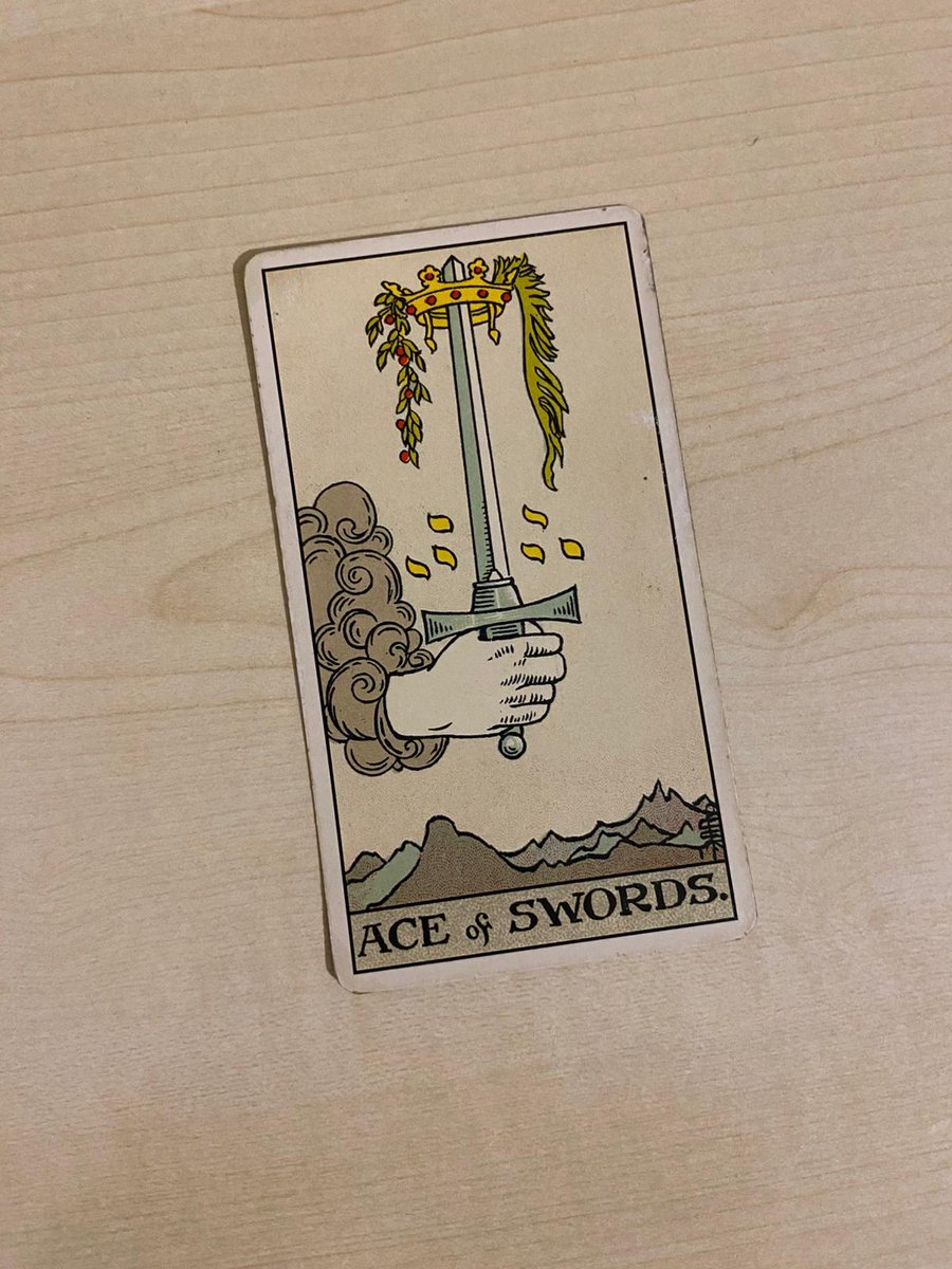 luandsoaress's tweet photo. ♑️ Capricórnio - Energia Semanal

Uma nova história começa nesta semana, e com ela vem a clareza que você tanto precisava! O Ás de Espadas surge para cortar as névoas da confusão, trazendo luz e discernimento para que você veja o caminho com mais objetividade e verdade. Pode ser que alguns cortes sejam necessários: situações, hábitos ou relações que não servem mais ao seu crescimento. Não veja isso como perda, mas como um ajuste essencial para abrir espaço ao que realmente importa. Cada decisão consciente, cada separação do que não funciona, fortalece você e aproxima do seu propósito. Essa semana você tem a oportunidade de enxergar além das aparências, de tomar decisões com clareza e de iniciar algo novo com mente e coração alinhados. O que vem agora é o começo de um capítulo mais lúcido, mais verdadeiro e mais poderoso da sua vida.