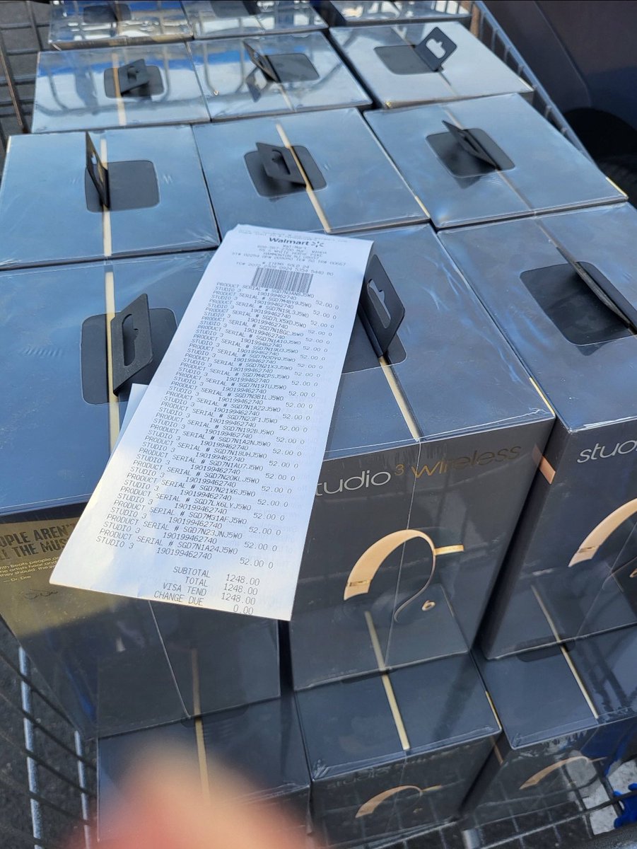 eMoney_HQ's tweet photo. $52 BEATS HEADPHONES🔥

Walmart had a huge instore price error as always our members were the first to know 🤫

 Like + RT, giving a few of these away https://t.co/uacRTIPPyw