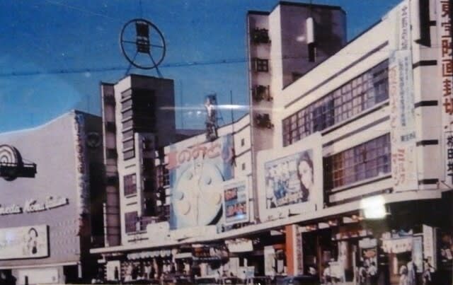 honehone_man_7's tweet photo. #映画の日
あっしが子供の頃には、キタの一等地に映画館がたくさんありました。梅田劇場、北野劇場、梅田スカラ座、梅田地下劇場。梅田コマ劇場の中には梅田コマシルバー、コマ劇場の横からはコマゴールド、ニューOS劇場。信号を渡るとシネラマのOS劇場。良い時代でした。 https://t.co/rCvOBmafOm