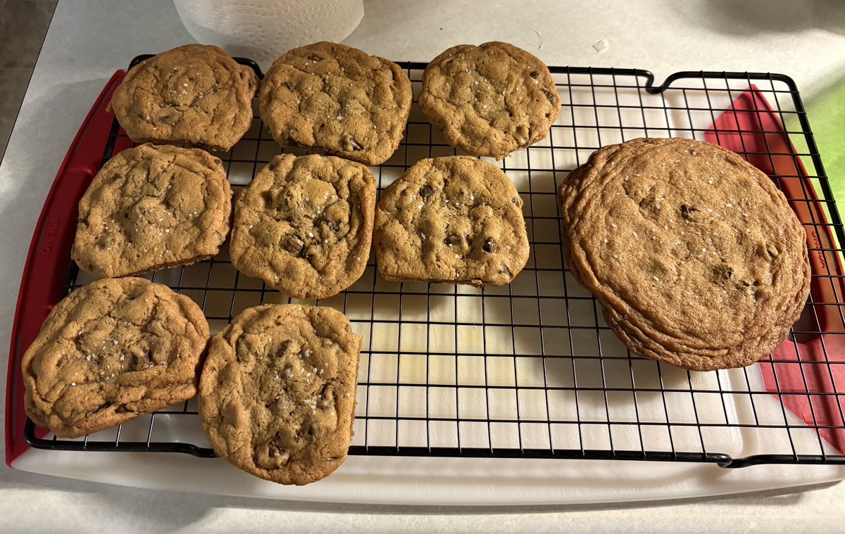 jesselcook's tweet photo. …and one cookie to rule them all. https://t.co/RwXohKuQDR