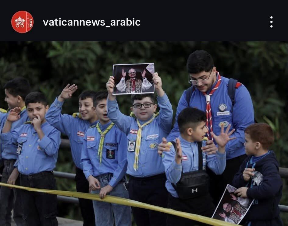 الحساب الرسمي للفاتيكان بالعربية، ينشر صورةً لكشاف المهدي.
في استقبال قداسة البابا.
على نهج الخمـ.ـيني المعلّق على صدورهم 💛