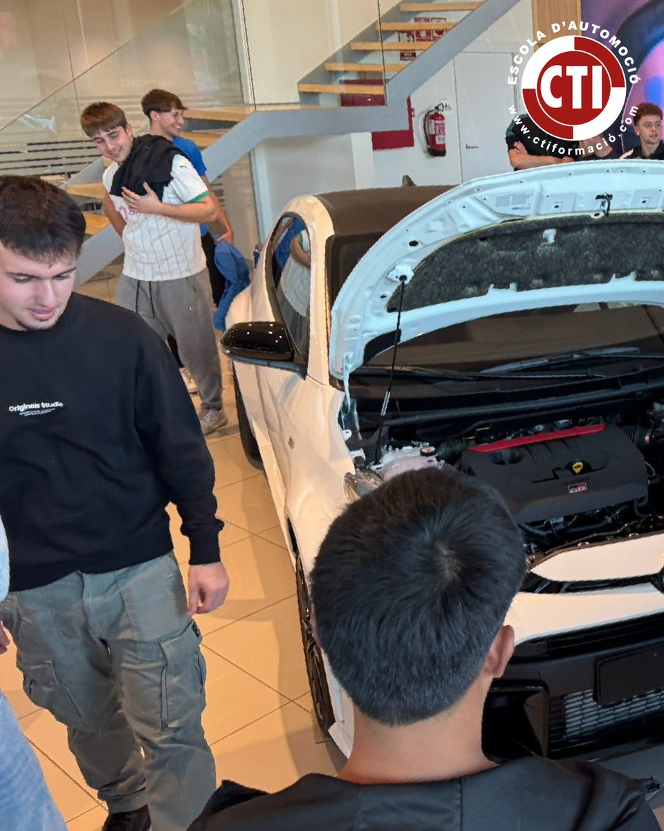ctiformacion's tweet photo. El alumnado de 2º CFGS en Automoción visitó Naymotor Toyota, referente en Lleida y partner del CTI. 

Conocieron su metodología, enfoque innovador y organización de procesos de mantenimiento y gestión de vehículos. 

¡Gracias, Naymotor Toyota por la oportunidad! 🚗✨ https://t.co/wLTwuru258