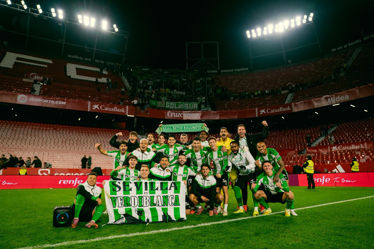 Pepelias17_'s tweet photo. 🔴🟢El Sevilla le duró al Betis un telediario y el Sánchez-Pizjuán acabó desquiciado

👉Tras el magistral 0-1 de Pablo Fornals y en especial después del soberbio 0-2 de Altimira, los de Pellegrini, que se estrenó con victoria en campo del eterno rival, pudieron firmar una goleada de escándalo

🏟️ El árbitro suspendió el partido unos minutos en el 88’ por el continuo lanzamiento de objetos desde la zona de los ultras locales

https://t.co/hNnp0zEXlu