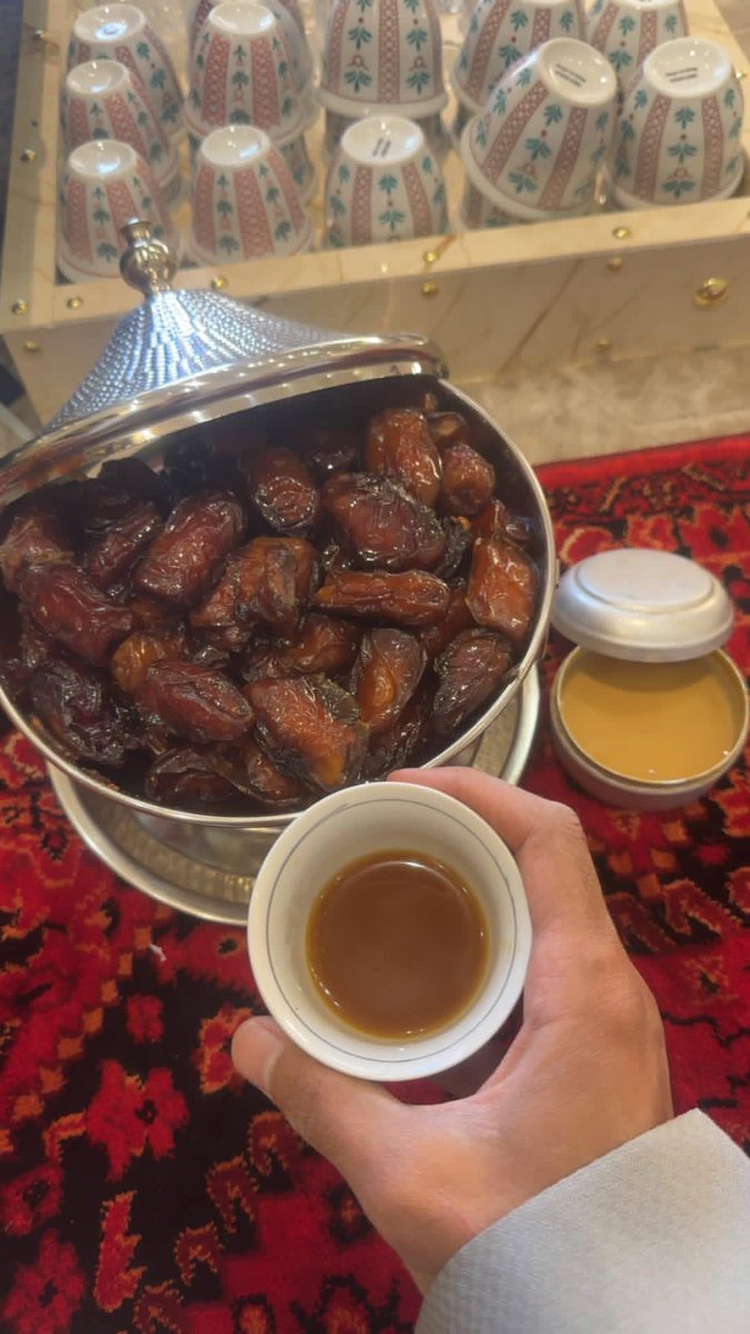 ياهني من مقابلك على شبة النار 
يناظر عيوُنك ويسمع حكاوياك