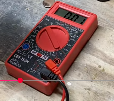 LiEriks's tweet image. Kollade lite på youtube hur man mätter knappbatterier då de är lite fibbliga att hålla på med. Första videon jag tittae på är av en amerikanare. Gissa om jag blev förvånad över att han har samma mätare som jag har. När jag gick teknisk i gymnasiet hade vi praktisk träning i olika…