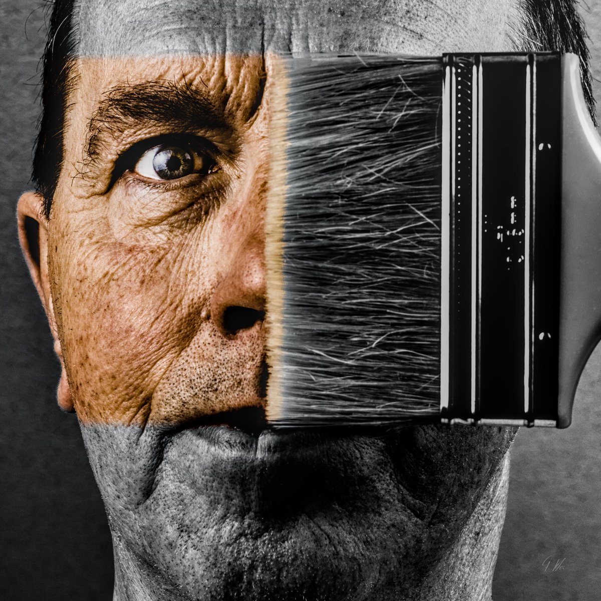 AAZZAAde's tweet photo. Ein Pinselstrich Farbe in der Monochromie – wo Schwarz-Weiß auf Kreativität trifft. Mein Gesicht als Leinwand. Was siehst du darin? 🎨�� #SelectiveColor #ColorSplash #BlackAndWhitePortrait #ArtTok #FaceArt https://t.co/6ujRptBitU