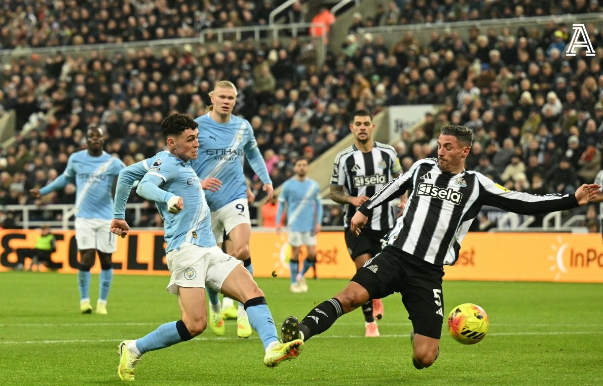 Kissdan_Terry's tweet image. The same tackle but only Chelsea got a red card.

We move thanks to Anthony Taylor