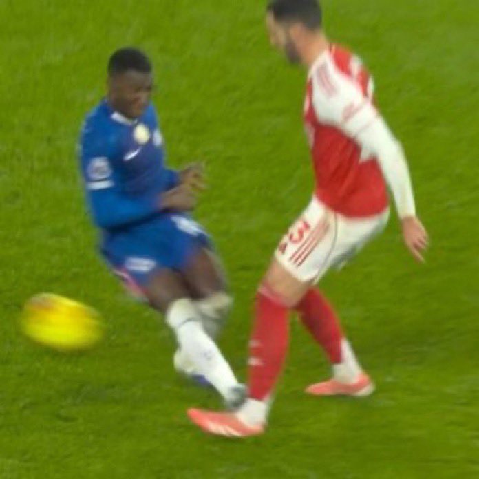 Kissdan_Terry's tweet image. The same tackle but only Chelsea got a red card.

We move thanks to Anthony Taylor