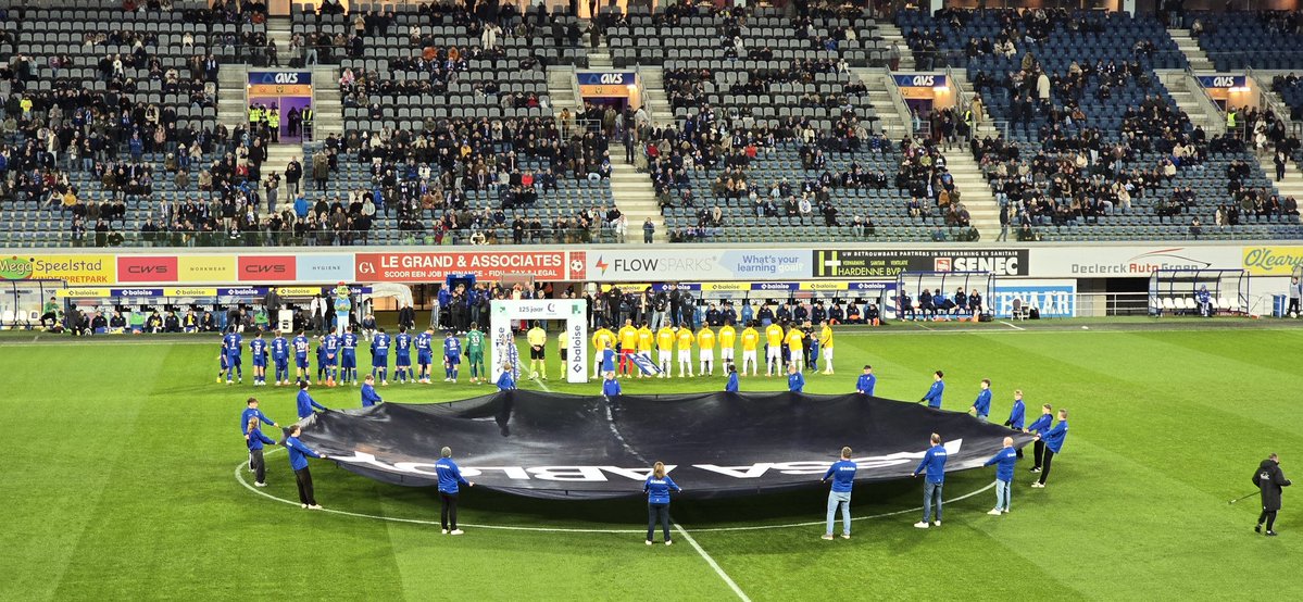AnFlanders's tweet image. KAA Gent v St Truidense - #JPL.  @KAAGent looking to get 3 important points v high flying #STVV, who have had an amazing start to the 🇧🇪 season. #Sinterklaas arrived in time for the kick-off. Hoping he brought 3 points &amp;amp; #speculaas for #KAAGent.  #COBW #GNTSTVV #AAGent #Buffalo