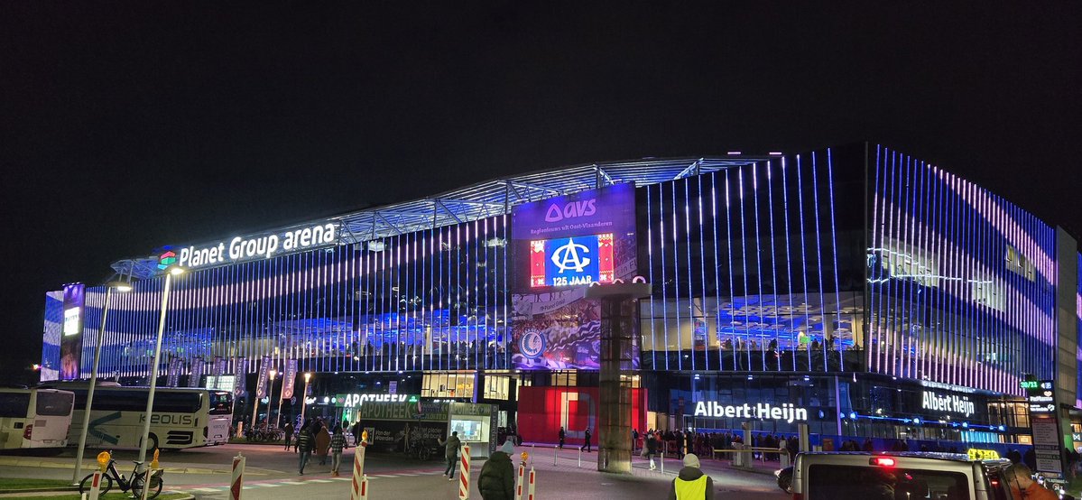 AnFlanders's tweet image. KAA Gent v St Truidense - #JPL.  @KAAGent looking to get 3 important points v high flying #STVV, who have had an amazing start to the 🇧🇪 season. #Sinterklaas arrived in time for the kick-off. Hoping he brought 3 points &amp;amp; #speculaas for #KAAGent.  #COBW #GNTSTVV #AAGent #Buffalo