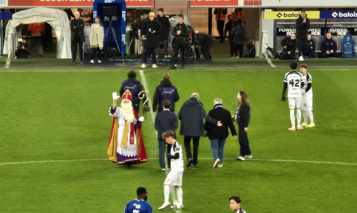 AnFlanders's tweet image. KAA Gent v St Truidense - #JPL.  @KAAGent looking to get 3 important points v high flying #STVV, who have had an amazing start to the 🇧🇪 season. #Sinterklaas arrived in time for the kick-off. Hoping he brought 3 points &amp;amp; #speculaas for #KAAGent.  #COBW #GNTSTVV #AAGent #Buffalo