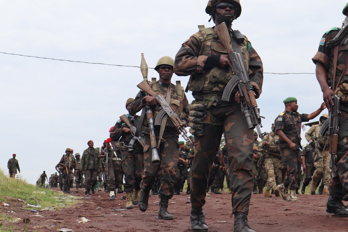 Une image illustrant la différence entre les forces d'infanterie des FARDC sous deux présidents différents : l'un sous Joseph Kabila, l'autre sous Fashishi. Aujourd'hui, ils promeuvent l'idée de sauver le #Congo !