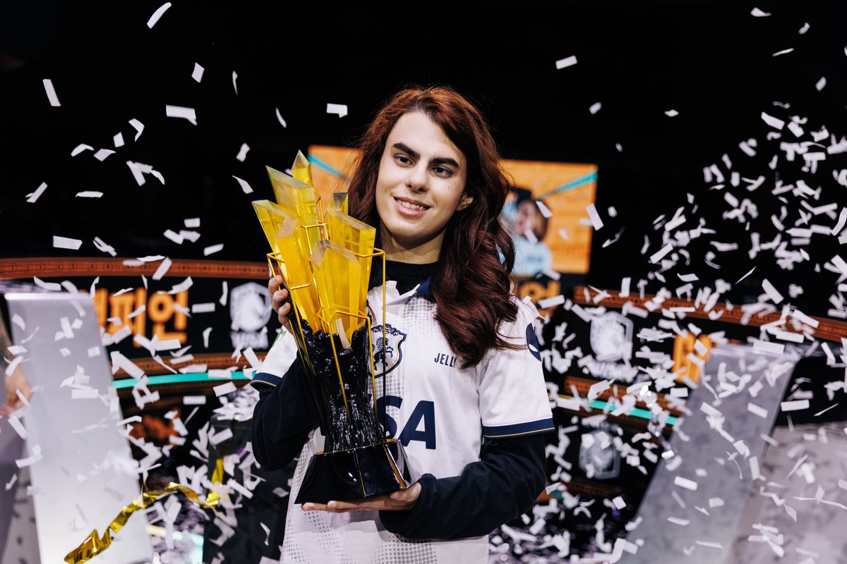 TeamLiquidBR's tweet image. TOP 2 do mundo em 2024 e TOP 1 do mundo em 2025! A única a jogar a final do mundial dois anos seguidos.

@jellyvlr a alegria de ter você aqui é imensurável! A sua trajetória como player e como pessoa é admirável, nunca vamos cansar de falar que você é FODA 💙

Esse momento é todo…