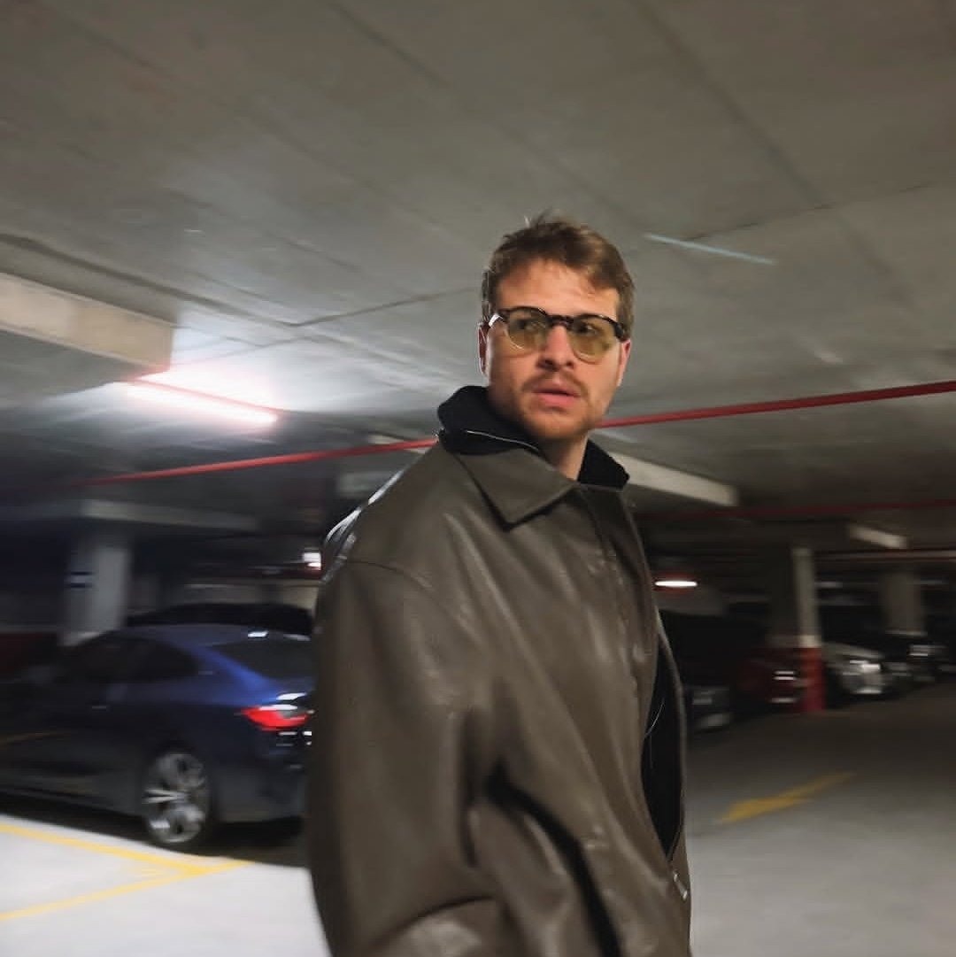 yokolmazaslaa's tweet image. Bende bu adama yanıyorum