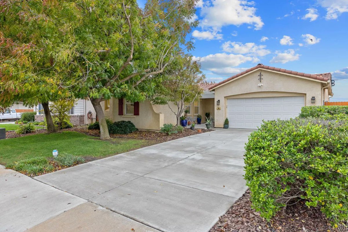 SusanKazarian's tweet photo. 714 N Magna Carta Avenue, Hanford, CA, 93230
4 bed | 2 bath 1850 Sq. Ft.
Active | 445000
https://t.co/ew3gjudTck
Discover refined living in this impeccable maintained four-bedroom residence nestled within the highly sought-after Country Crossings community. From its inviting... https://t.co/TzJ8j4Ozyy