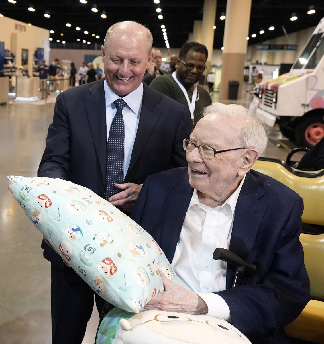 rendite_Mag's tweet photo. Die Fußstapfen von Warren #Buffett sind groß - Greg Abel tritt als CEO von #BerkshireHathaway die Nachfolge des erfolgreichsten Investors der Welt an. Der neue Chef wid sich mehr an #Tech Unternehmen beteiligen. #Value #Dax #Aktien #ShareholderValue #Omaha
https://t.co/X21A70ttBj https://t.co/xFCGhfYETy