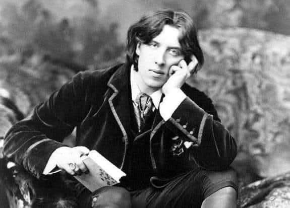 El 30 de Noviembre de 1900, en París, Francia, fallecía el sagaz escritor y dramaturgo Oscar Wilde. 

Nacido el 16 de Octubre de 1854 en Dublín, Irlanda, con el nombre de Oscar Fingal O'Flahertie Wills Wilde. 

Hijo de intelectuales, mostró una precoz facilidad para aprender