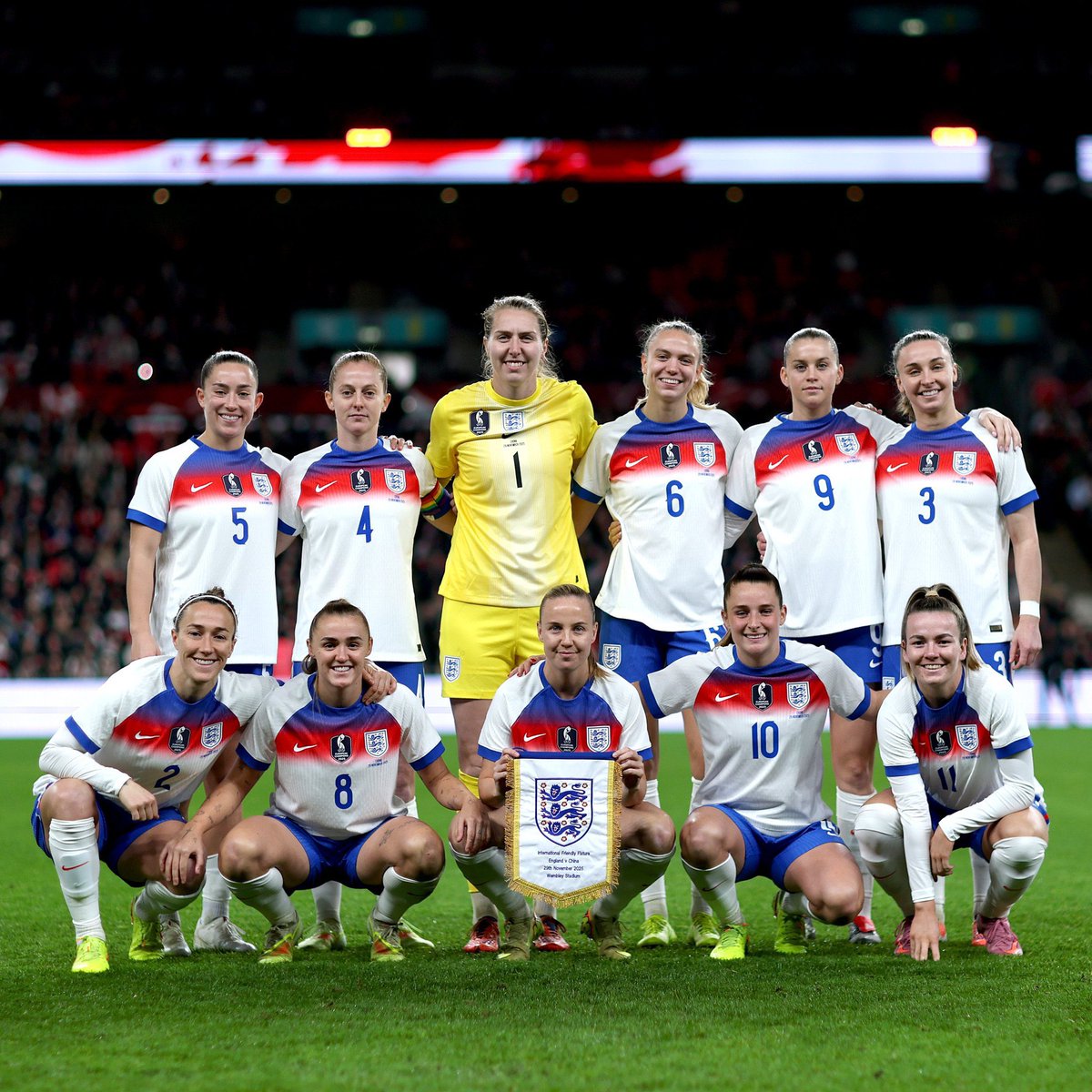 Plus de 74 000 spectateurs à Wembley, un samedi soir, pour un simple match amical Angleterre–Chine. On mesure à quel point le foot féminin anglais a changé d’échelle, sportivement et culturellement, quand un rendez-vous sans enjeu remplit un tel stade.

Le foot féminin anglais