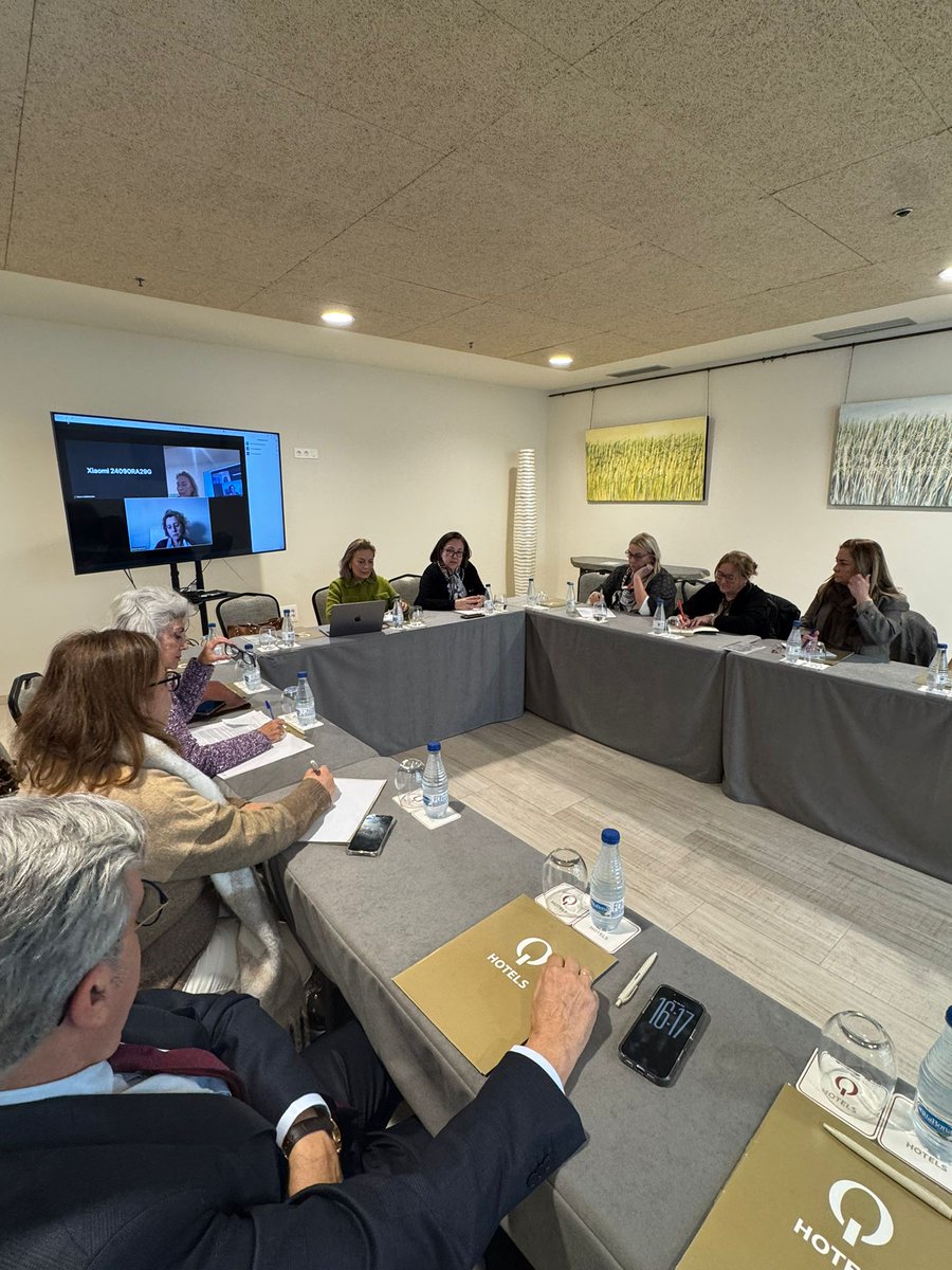 <a href="/MoroMjesus/">mjesus moro almaraz</a> y <a href="/MackMontesinos/">Macarena Montesinos de Miguel</a> de <a href="/ppopular/">Partido Popular</a> han mantenido una intensa reunión con las portavoces de Cádiz y Jerez con otros compañeros. Firmeza y razón en nuestra reivindicación de una #PasarelaAlReta1x1ParaTodos, urgente, sin Pacto de Toledo. Nos va la vida y a ustedes los votos.