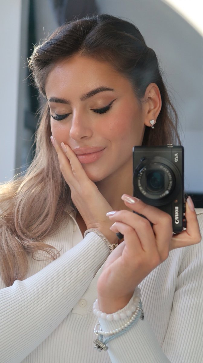 back on twitter and better than ever 🤍🧝🏼‍♀️