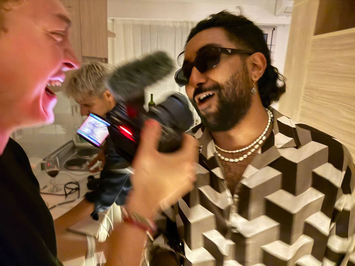 lou3ee's tweet image. in a sea of content creators,
only one thing will set you apart…

it’s not about what you create,
it’s about the love you put behind it.

be the director.
bring the best out of your friends or talent. 
producing? you can learn.
the heart… only you have.