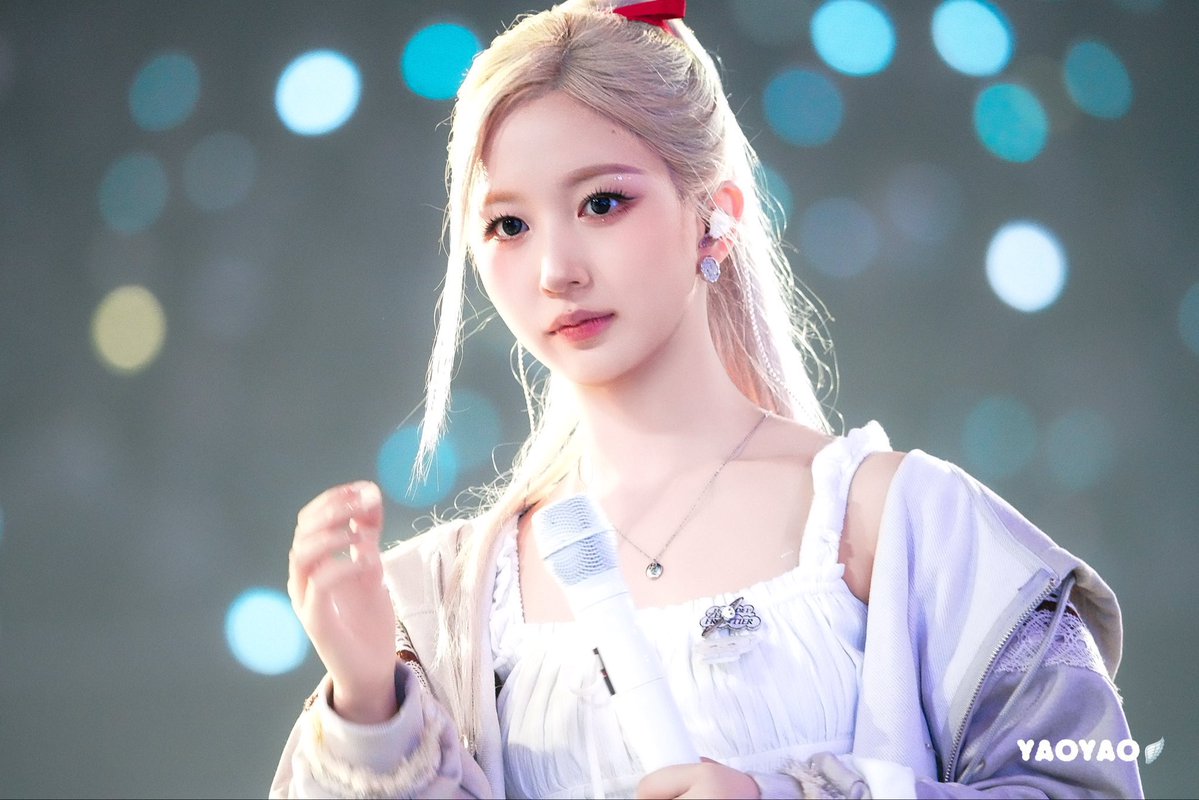nmixxiee's tweet image. NMIXX&apos;s Haewon serving doll-like visuals with her new blonde hair color.