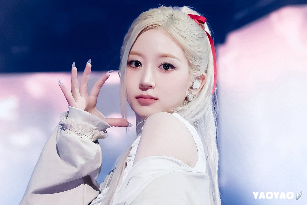 nmixxiee's tweet image. NMIXX&apos;s Haewon serving doll-like visuals with her new blonde hair color.