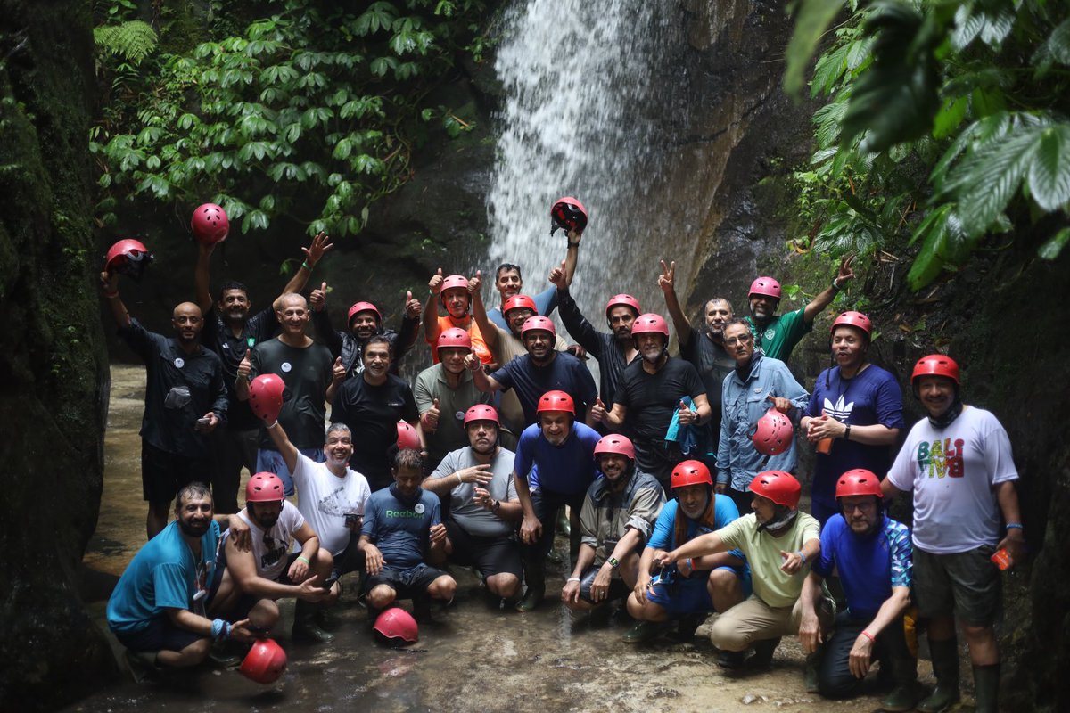 إلى الأصدقاء والرفقة الطيبة،،
أصحاب الضحكة الجميلة والقلوب النقية 
والنوايا الصادقة ... 
إلى كل من جمعتهم بنا الصدف..
 أتمنى لكم حياة تملؤها السعادة وراحة البال🌹

#همم_للمغامرات_عيش_المتعة

📸 من رحلة الفريق إلى #بالي