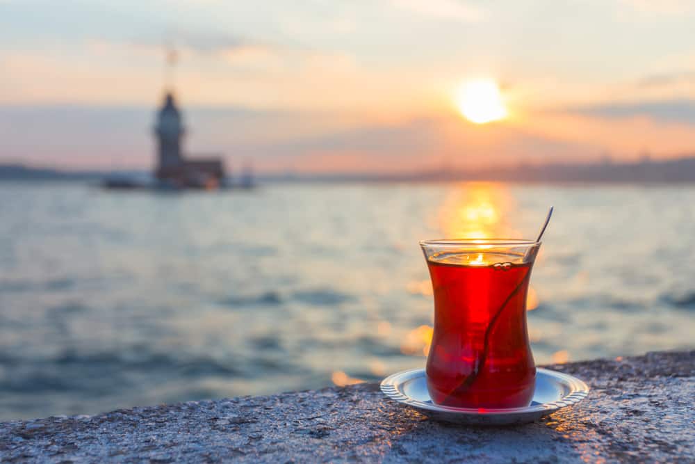 Ortalık toz duman.
Ben mi ?
Yagmurun sesine,
Çayın demine daldım gittim.