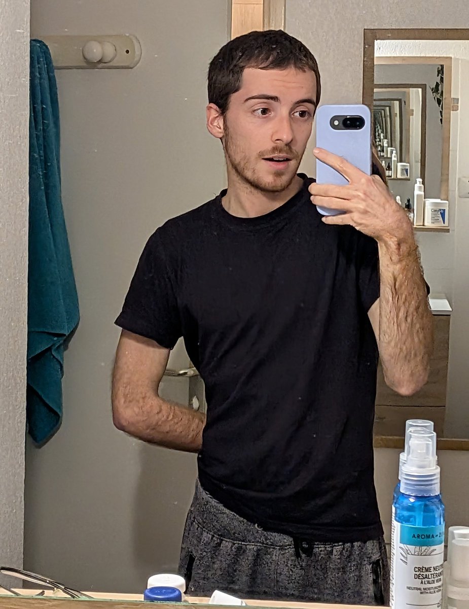 aespacelex's tweet image. 1 miroir et 1 rêve #LGBTQIAGetTested