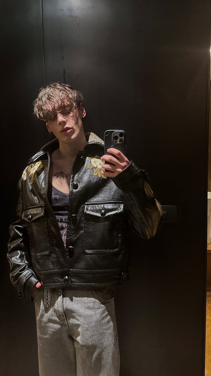 a_night_kyle's tweet image. — No tengo nada en mis bolsillos.
               #VisualNs.