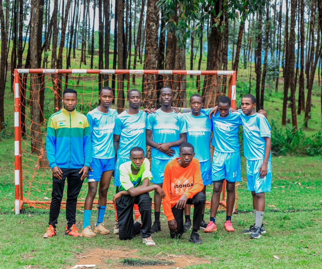 FerwahandRwanda's tweet image. Imikino yahuzaga ibigo by&apos;amashuri biri muri gahunda ya #IsongaProgram mu mukino wa #Handball, yasojwe kuri iki Cyumweru ku kibuga cya ISF Nyamasheke.

Mu bahungu ES Kigoma yegukanye umwanya wa mbere, itsinze ku mukino wa nyuma ikipe ya TTC de la Salle ibitego 23 kuri 19