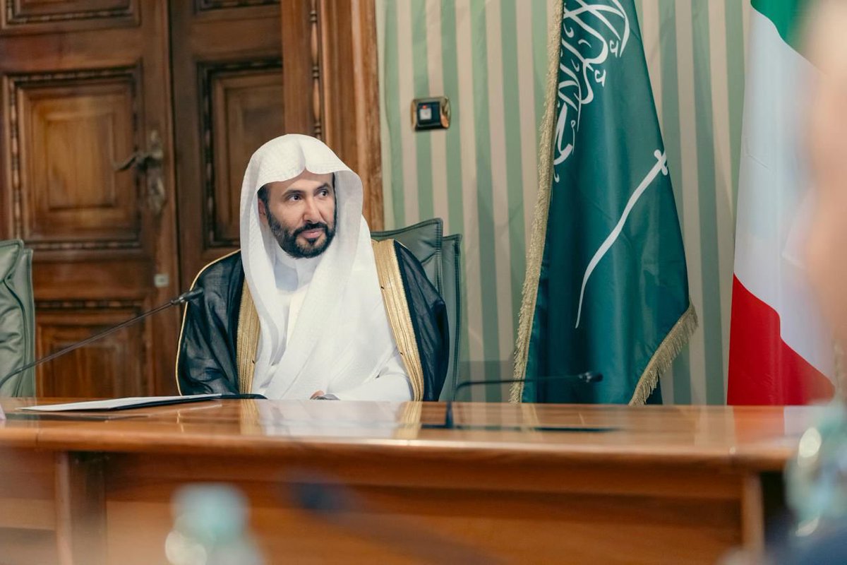 ولما أني أعمل مجال المحاماة وأتشرّف بالانتماء إلى هذه المهنة، فإنني أرى في سموّ سيدي ولي العهد الأمير محمد بن سلمان -حفظه الله– قدوةً في الطموح والبناء؛ وهو خريج كلية القانون بجامعة الملك سعود، وقد قدّم للعالم نموذجًا مُلهِمًا في الإدارة والنهضة وصناعة المستقبل

وكذلك أستلهم