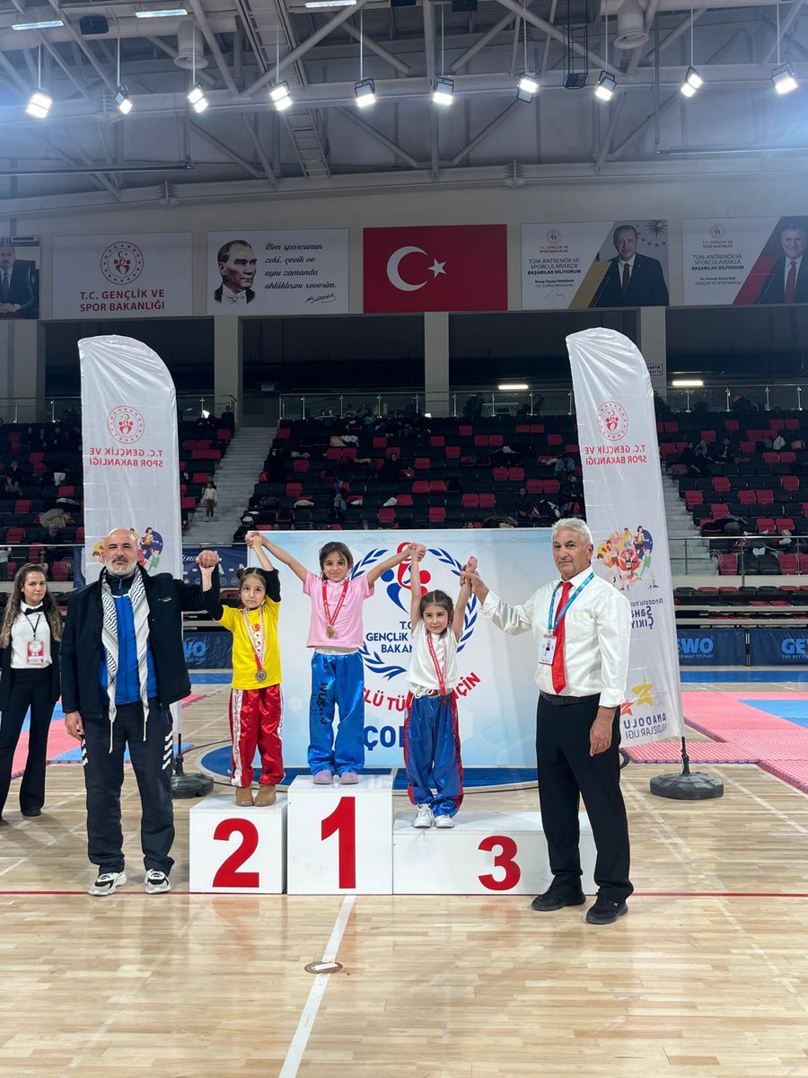 Mustafa85898440's tweet photo. Bu Gün Çorum Wushu Temsilciliği tarafından Düzenlenen 

İki Günlük Wushu aktixitelerinin Ödül Törenine Katıldık 

Anadolu Spor Kulüpleri Federasyonu Başknı 

Çorum İl Temsilcisi Değerli Kardeşim. 

Bekir Bolat ve Emeği geçen Tüm Ekibe teşekkür  

Ederiz
 Akıncı  Hareket Datem Blş https://t.co/0JqKtdGlSI
