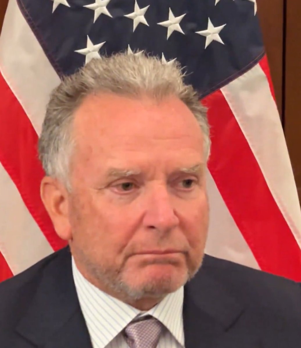 Vitkoff semble être arrivé à la réunion avec les Ukrainiens directement après une fête bien arrosée.