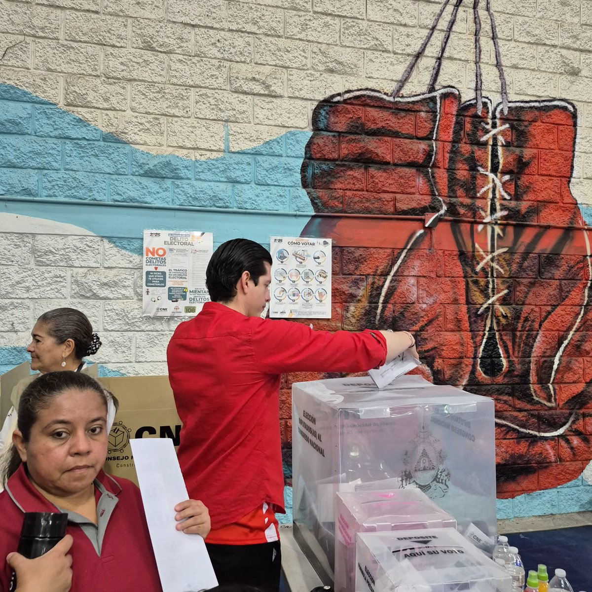 BrianErazoM's tweet photo. Con profunda convicción, esperanza y junto a toda la familia, decimos todito LIBRE #AdelanteConLaRefundacion #RixiPresidenta 🌺🌱 https://t.co/Z1oSoURTaj