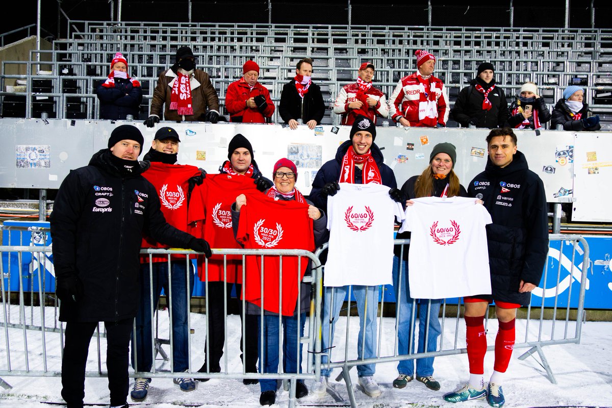 fredrikstadfk's tweet photo. Tusen hjertelig takk for fantastisk støtte! 🇬🇱🙏

Elisabeth og Ruben har sunget seg hese på imponerende 60/60 kamper de siste to sesongene! ❤️🤍 Linda, Kim og Øyvind har støttet guttane fra tribunen på 30/30 kamper i år! 👏 https://t.co/Ztu4inSa0l