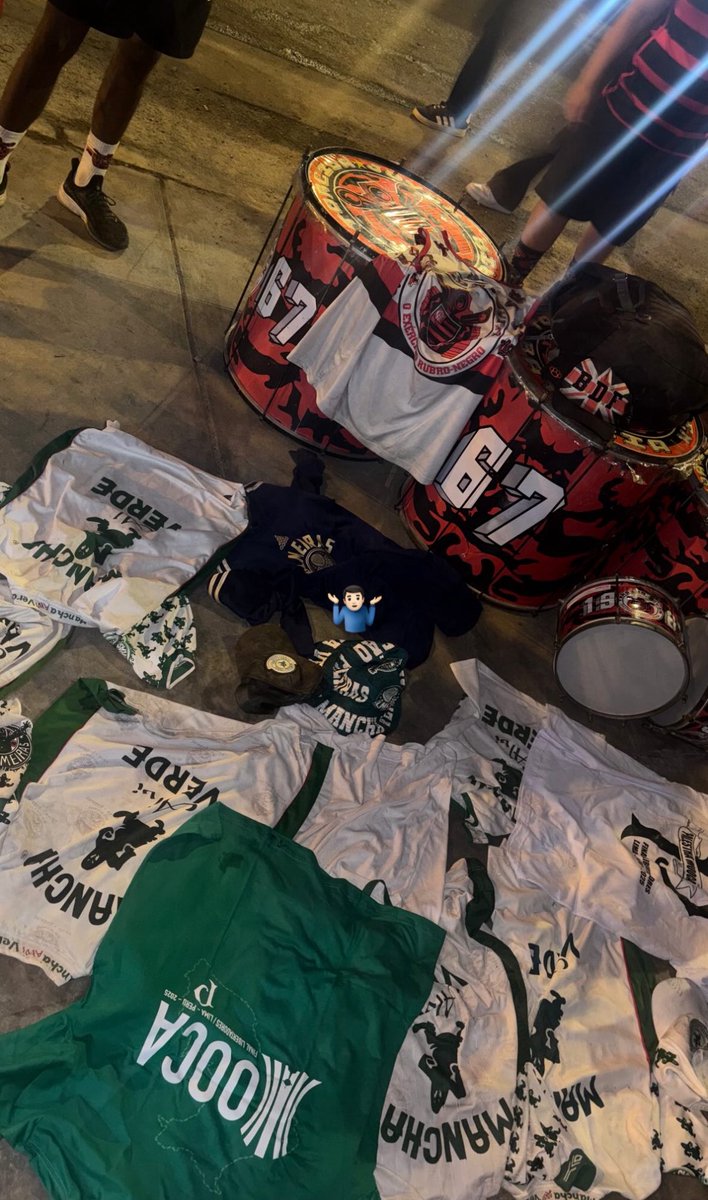 Barras_LATAM's tweet photo. 🇧🇷🇵🇪 La Torcida de Flamengo ayer en Lima, mostrando cosas robadas a la Mancha Verde, la Torcida De Palmeiras. https://t.co/9TP7yeOFfH