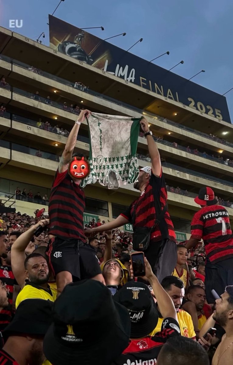 Barras_LATAM's tweet photo. 🇧🇷🇵🇪 La Torcida de Flamengo ayer en Lima, mostrando cosas robadas a la Mancha Verde, la Torcida De Palmeiras. https://t.co/9TP7yeOFfH