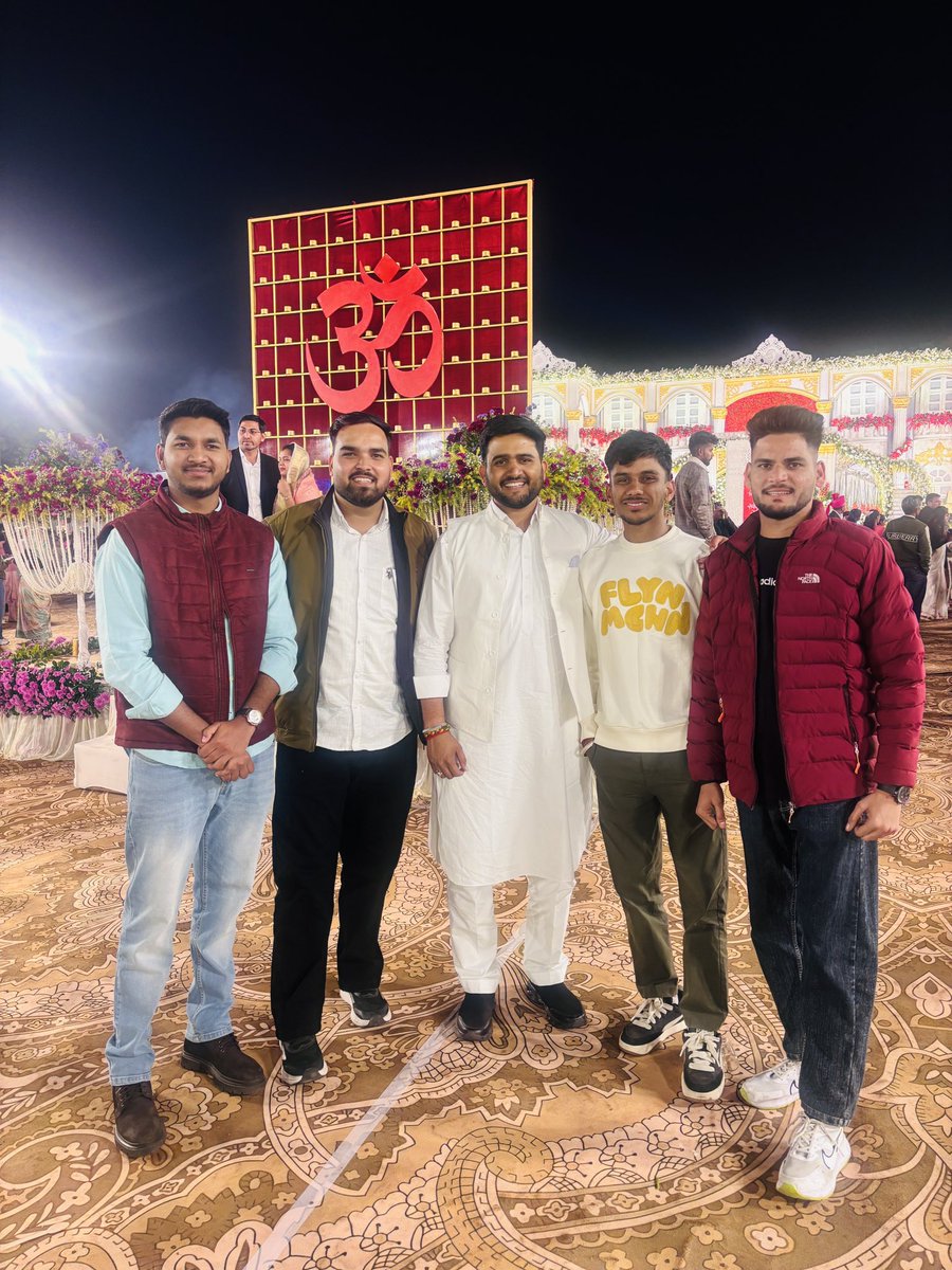 suniluradd's tweet photo. अजमेर वाले यारों के साथ❤️
#sunilurad 
#yaar https://t.co/UPhHjpbtT5