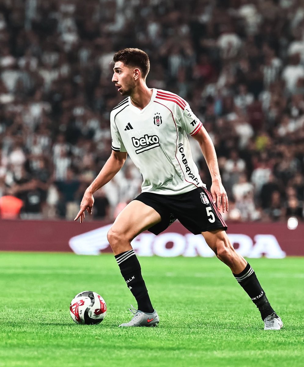 Gol iptal olmuş olabilir ama Demir Ege neden Salih Uçan’dan iyi olduğunu tek pozisyonda gösterdi 

Haftalardır yerine Salih’i oynatanlar düşünsün