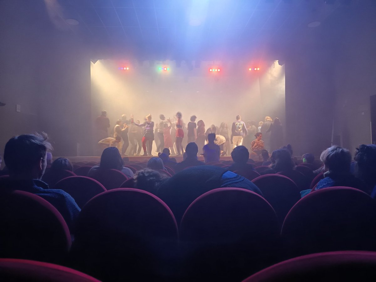 Entre deux portes à portes, les insoumis•es d'Hellemmes présents aux évènements pour soutenir les associations et collectifs !

Marché de Noël de LM ma Chapelle, Maouhh à l'atelier 4, et enfin théâtre avec une représentation de Zone-Poeme pour le weekend d'art amateur !