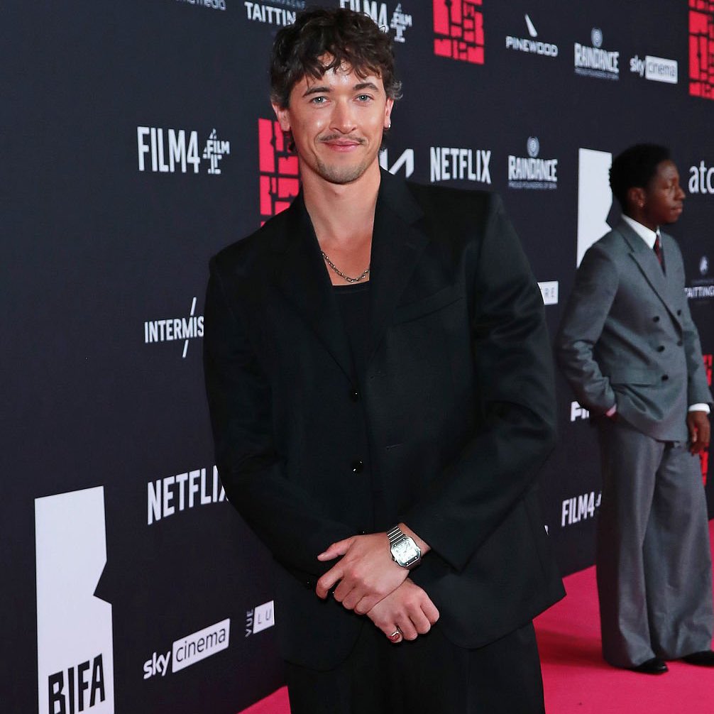 THE TAN??? THE HAIR??? THE MUSTACHE??? OH HE LOOKS GOOD