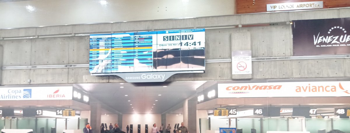 El aeropuerto internacional de Maiquetía con muy reducida actividad, pero con pasajeros en chequeo de salida. La pantalla anuncia 5 vuelos hasta ahora: uno de Wingo a Bogotá, dos de Copa para Panamá, uno de Avior para Curazao, uno de Láser para Curazao.