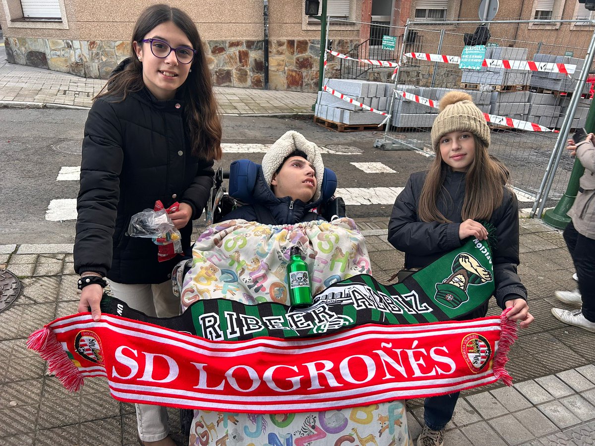 Hola amigos,  gracias a nuestros amigos del <a href="/SestaoRC/">Sestao River Club</a> a la peña Riber Albiz, gracias a los aficionados por comprarnos toda la lotería, y gracias por el regalo de vuestra bufanda y el termo del Riber, hemos estado muy bien y los aficionados de 10. Os esperamos en las Gaunas.
