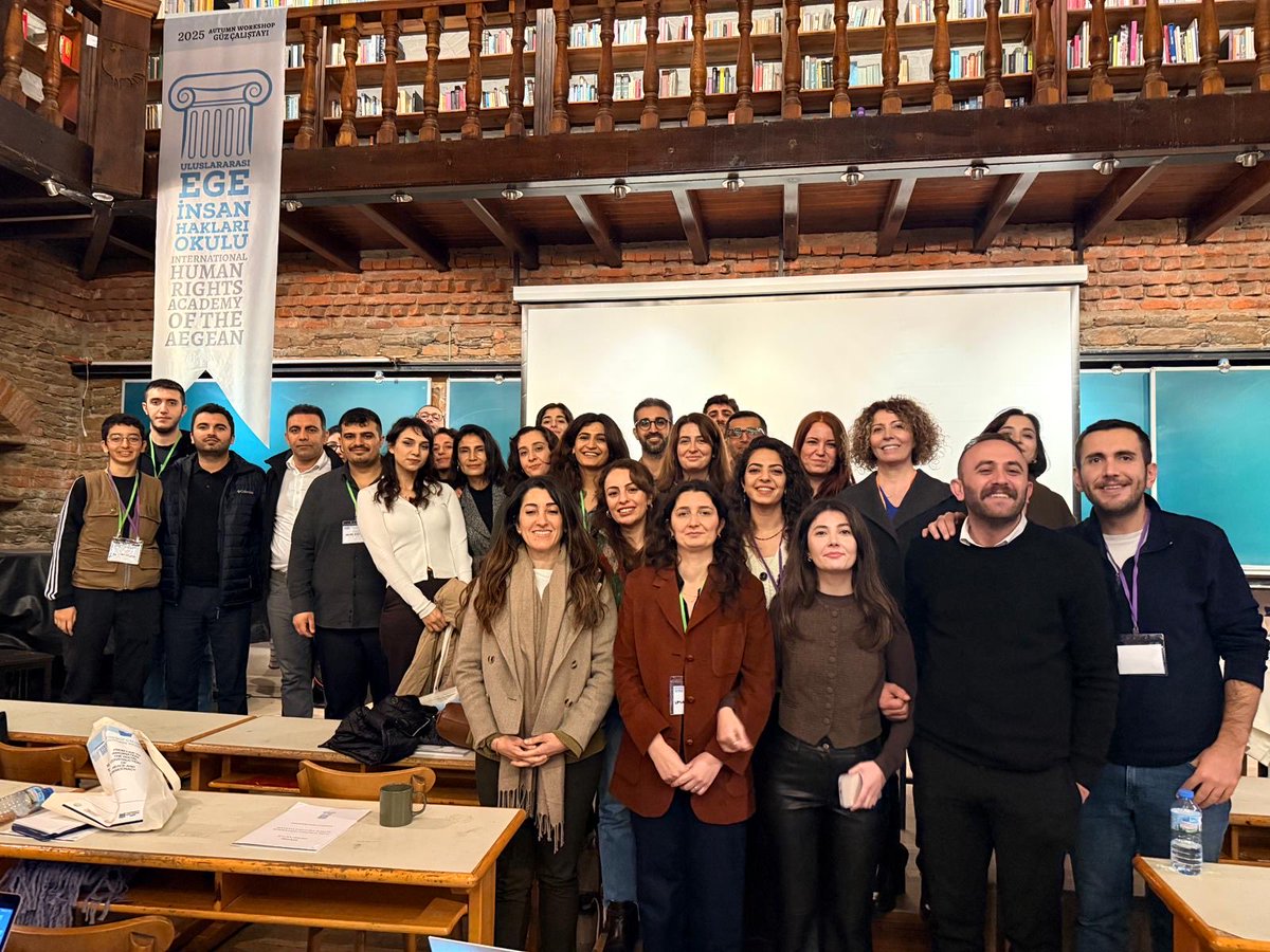 IzmirOhd's tweet photo. Düzenleyicilerinden olduğumuz Ege İnsan Hakları Okulu 2025 Sonbahar Çalıştayı’nın altıncısı bu yıl ‘Hukuktan Tahayyüle: Demokrasi ve Barışın Toplumsal İnşası’ şiarıyla gerçekleştirildi. 

Demokrasi ve barışı güçlendirmek için insan hakları mücadelesini kararlılıkla sürdüreceğiz. https://t.co/dXLPWSDGoF