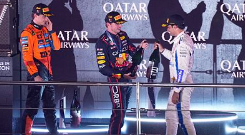 de_la_Huerta_'s tweet photo. F1🏁🇶🇦 En el GP de Catar. 
Verstappen se lleva la victoria, seguido de Piastri y Sainz Jr., que cuela a Williams en el podio con el que asegura matemáticamente la 5.ª plaza del Mundial de Constructores. Fernando Alonso acaba 7.º https://t.co/UrQjE7IzaN