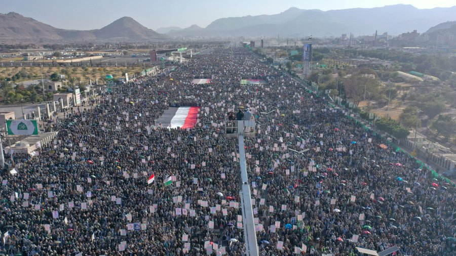 ماذا يعني إحتشاد ملايين من الشعب اليمني اليوم في صنعاء!!؟

📌لم يكن احتشادُ ملايين اليمنيين اليوم في قلب صنعاء حدثًا اعتياديًا، ولا مجرّد فعالية جماهيرية عابرة يمكن أن تمرّ مرور الهواء.
 ما جرى في ميدان السبعين كان أشبه باستفتاء شعبي مفتوح، أعلن فيه الشعب اليمني بصوت واحد، وبحشود